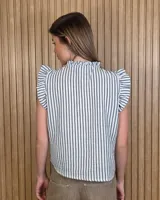 Musculosa a rayas verdes y blancas, con cuello alto fruncido, cierre frontal con botones y volados en los hombros.