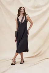 Vestido midi negro de morley ecovero con breteles finos con nudos.