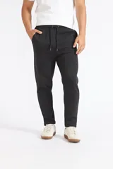 Pantalón de jogging Quiksilver color negro, con cintura elástica con cordón ajustable y bolsillos laterales.
