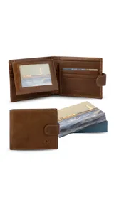 Billetera de cuero marrón con presilla y broche a presión. Cuenta con doble repartición para billetes, tarjeteros, bolsillos y monedero con cierre. Tiene las iniciales "LNS" grabadas en el frente.