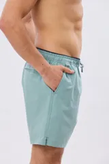 Short de baño liso color coral, confeccionado en tela flexible elastizada, con diseño versátil para uso dentro y fuera del agua.