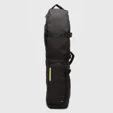 Bolso de hockey Bubba color negro, diseñado con múltiples compartimentos funcionales, incluyendo un bolsillo lateral para el palo, compartimento inferior para calzado y espacio superior para indumentaria. Cuenta con detalles en color amarillo neón, correas ajustables con logo de la marca y gancho trasero.