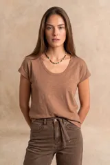 Remera de algodón peinado color negro, de corte clásico, escote redondo y mangas cortas.