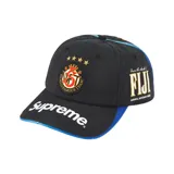 Gorra de seis paneles Supreme en colaboración con FIJI, color negro con detalles en azul. Presenta bordados temáticos en el frente y laterales, incluyendo el logo de Supreme en la visera.