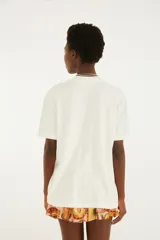 Remera blanca de manga corta y cuello redondo, con estampa frontal ilustrada y la inscripción 'Rio 40 Graus'.