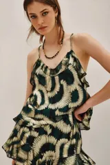 Top de tirantes finos con diseño de volados en capas, confeccionado en tejido con acabado metalizado y estampado geométrico en tonos verde oscuro y dorado.