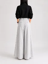 Pantalón wide leg de lino natural, color gris oscuro, de tiro alto con pinzas en la parte delantera y bolsillos laterales.