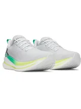 Championes de running Under Armour Velociti Spd, color gris claro con detalles en verde y amarillo en la suela y logo de la marca en el talón.
