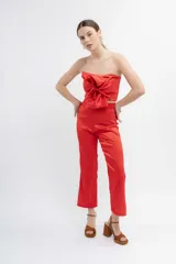 Pantalón de vestir color rojo, de corte recto y tiro alto, confeccionado en tafeta elastizada.