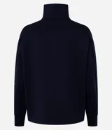 Campera deportiva negra confeccionada en microfibra pesada, con cuello alto doblado, cremallera delantera con cordón en el tirador y puños ajustados.