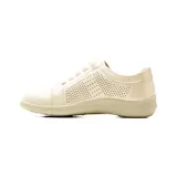 Champion deportivo Korium Confort modelo Georgia de color beige, con diseño perforado en los laterales, cordones elásticos y cierre lateral con cremallera.