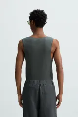 Musculosa de hombre confeccionada en tejido de punto acanalado mezcla de algodón y cáñamo. Presenta un corte regular fit, cuello redondo amplio y diseño sin mangas.