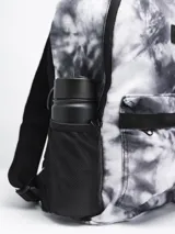 Mochila Forum Active con estampado tie-dye en blanco y negro, con un compartimento principal grande con cierre, un compartimento frontal pequeño con cierre y un bolsillo lateral abierto con elástico.