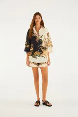 Short de corte holgado y tiro medio, confeccionado en sarga de algodón, con diseño estampado de inspiración marina y costuras en contraste.