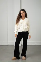 Jean oxford de tiro alto, confeccionado en denim elastizado color negro, con corte ajustado en la parte superior y ensanchado desde la rodilla hacia abajo.