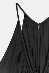 Vestido largo de Zara Woman Collection, confeccionado en tejido satinado negro. Presenta escote en V pronunciado, tirantes finos y un diseño con drapeado fluido en todo el frente.