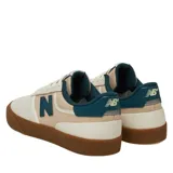 Championes New Balance Numeric 272, modelo de skate con diseño en tonos beige y detalles en verde azulado. Presenta una suela de goma color caramelo, cuerpo de lona y gamuza, y el logo característico en el lateral.