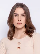 Remera negra de manga corta con escote redondo y aberturas circulares en la parte superior del pecho.