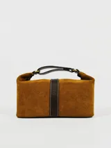 Necessaire de cuero gamuzado color tostado con detalles de cuero marrón oscuro, manija superior y cierre metálico.