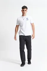 Remera azul con estampado en la espalda con la leyenda "West Ocean City Since 1976 Worldtour Music Fest" y el logo de la marca Mistral.