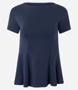 Blusa de corte peplum confeccionada en tejido Punto Roma, con escote redondo, mangas cortas y recortes estructurados que definen la silueta.