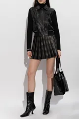 Chaleco estilo bomber Diesel G-Inko confeccionado en tejido con acabado efecto cuero y apariencia desgastada de color negro. Presenta cuello camisero, cierre frontal con cremallera, bolsillos ribeteados y terminaciones de canalé en el bajo. Cuenta con el logotipo Oval D en relieve en el pecho.