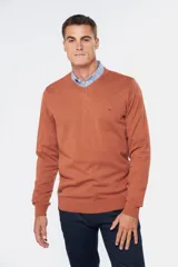 Suéter de tejido fino color azul marino, con cuello en V y manga larga. Presenta un pequeño logo bordado en el pecho.