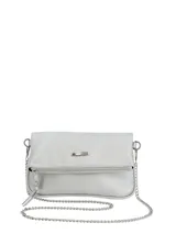 Cartera cruzada de ecocuero metalizado color plateado, con solapa frontal, cierre de cremallera y correa de cadena metálica desmontable.