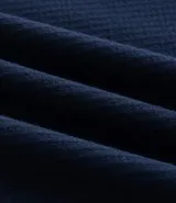 Remera de corte comfort, cuello redondo y manga corta, confeccionada en tejido de algodón con textura.