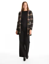 Cardigan de tejido de punto con diseño a cuadros, capucha integrada, mangas largas, bolsillos frontales y lazo ajustable en la cintura.