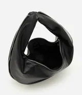 Bolso tipo baguette de formato curvo, confeccionado en poliuretano con acabado que imita el cuero. Presenta una estructura flexible con asa integrada y cierre superior metálico aparente que recorre el contorno.