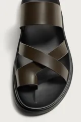 Sandalia plana para hombre de color verde militar, con diseño multitiras y sujeción para el dedo.