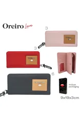 Billetera negra con cierre de cremallera, parche rectangular color beige con el logo de la marca y la inscripción "Free Love". Incluye llavero de tela con el nombre de la marca.