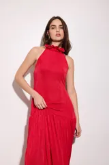 Vestido largo rojo de jersey elastizado, con escote halter, espalda baja, volado en el cuello y volado en la cadera.