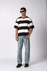 Remera tejida de manga corta con diseño de rayas horizontales anchas en color bordó y crema, de corte relajado y cuello redondo.