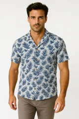 Camisa de manga corta con cuello tipo cubano, confeccionada en viscosa con estampado de hojas en tonos azul y blanco.