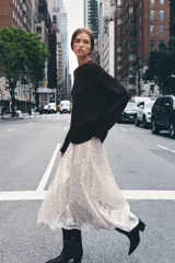 Jersey de punto de cuello redondo y manga larga con hombro caído y costuras marcadas. Presenta acabados en rib en cuello, puños y bajo.