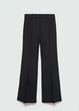 Pantalon de vestir negro con diseño acampanado, tiro medio, cierre oculto y bolsillos laterales.