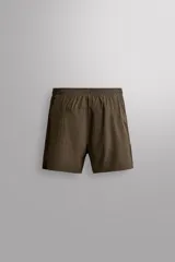 Pantalones cortos de entrenamiento Zara Athleticz en color salmón, confeccionados en tejido técnico ligero y elástico con estructura. Cuentan con cintura elástica ajustable, forro interior, bolsillos laterales y perneras con aberturas laterales.