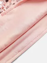 Top con cuello halter y espalda descubierta, confeccionado en tejido de lentejuelas color rosado.