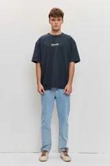 Pantalón de denim estilo clásico, de tiro medio y corte recto en color celeste claro.