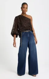 Jean wide leg de tiro alto en color azul oscuro, con bolsillos funcionales delanteros y traseros, presillas para cinturón y cierre frontal con cremallera y botón.