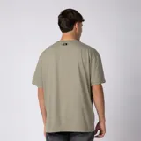 Remera básica de corte regular, color beige, con cuello redondo y mangas cortas.