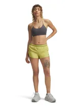 Top deportivo Under Armour Halo Bonded color gris con detalles en amarillo flúor. Diseño de espalda deportiva con tirantes finos y banda elástica bajo el busto. Ideal para actividades de bajo impacto.