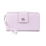 Billetera tipo clutch color lila con solapa frontal y cierre de botón a presión. Presenta un dije metálico con las letras "XL" en el centro. Incluye una correa de muñeca desmontable.