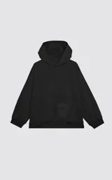 Hoodie oversize color negro, confeccionado en frisa gamuzada de algodón. Presenta capucha forrada en microfibra, mangas raglán y un bolsillo frontal tipo canguro con un bolsillo pequeño superpuesto con solapa.