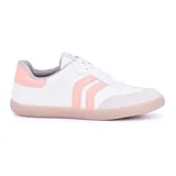 Championes deportivos Via Marte Muse, color blanco con detalles en rosa y gris. Presentan tres líneas paralelas en el lateral y suela color rosa.