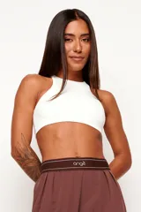 Top deportivo de cuello alto y diseño minimalista, confeccionado en poliamida con elastano, con forro interno para mayor soporte y comodidad.