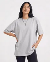 Remerón de corte oversize, color gris claro, con cuello redondo y mangas cortas de diseño holgado.