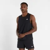 Musculosa deportiva New Balance de hombre, modelo Sport Essentials MT51800BK, en color negro con el logo de la marca estampado en el pecho.